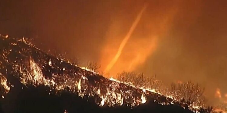 Ognjeni tornado sredi kaosa v Kaliforniji (FOTO)