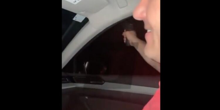 Hrvaški minister zaradi škandala s streljanjem skozi okno odstopil (VIDEO)