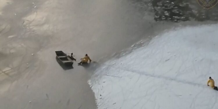 Pogumno reševanje moškega in psa iz ledenega jezera v Massachusettsu (FOTO)