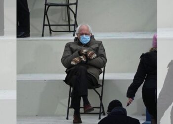 Bernie Sanders znova postal spletna senzacija: Stoječe ovacije, on pa sedi (FOTO)