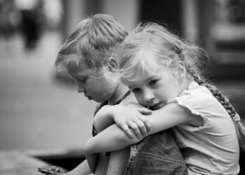 Zakaj so današnji otroci vse bolj nesrečni?