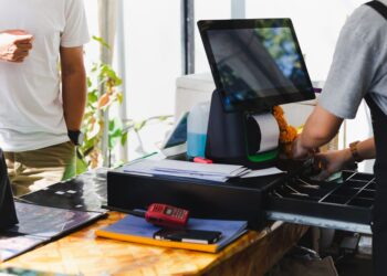 Tatvina s prevaro: Ljubljanski trgovki med menjavo denarja ukradli več bankovcev