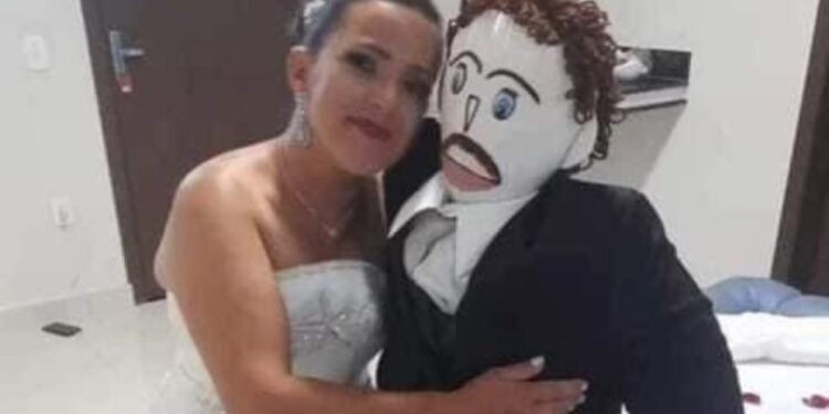 Ljubezenska zgodba z lutko: Meirivone pričakuje novega ‘otroka’