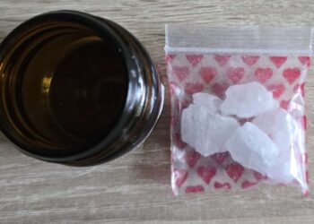 Policija v Ajdovščini prijela 43-letnika zaradi preprodaje drog: zasegli heroin in orožje