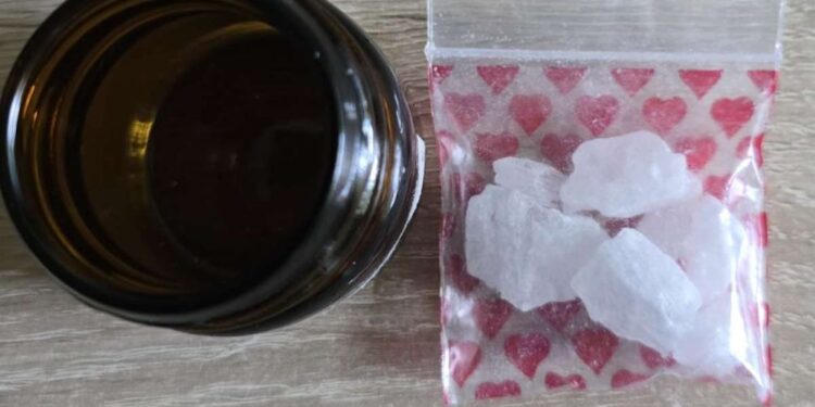 Policija v Ajdovščini prijela 43-letnika zaradi preprodaje drog: zasegli heroin in orožje