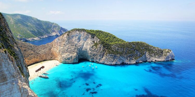 Grčija podražila turistične takse: Koliko vas bo stal dopust?