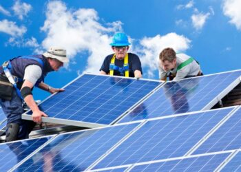 Omrežnina: Lastniki sončnih elektrarn soočeni z visokimi računi