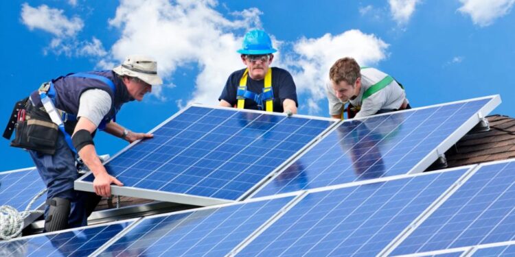 Omrežnina: Lastniki sončnih elektrarn soočeni z visokimi računi