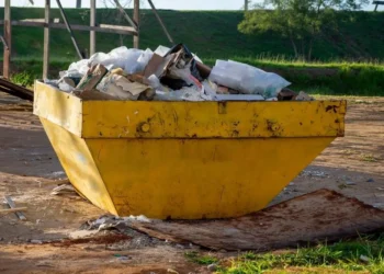 Podjetje v Logatcu vrtače zasipava z gradbenimi odpadki