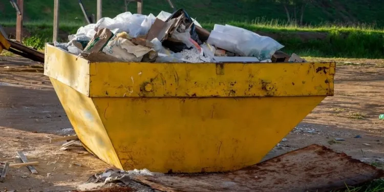 Podjetje v Logatcu vrtače zasipava z gradbenimi odpadki