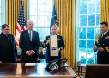 Biden papežu Frančišku podelil najvišje ameriško civilno odlikovanje