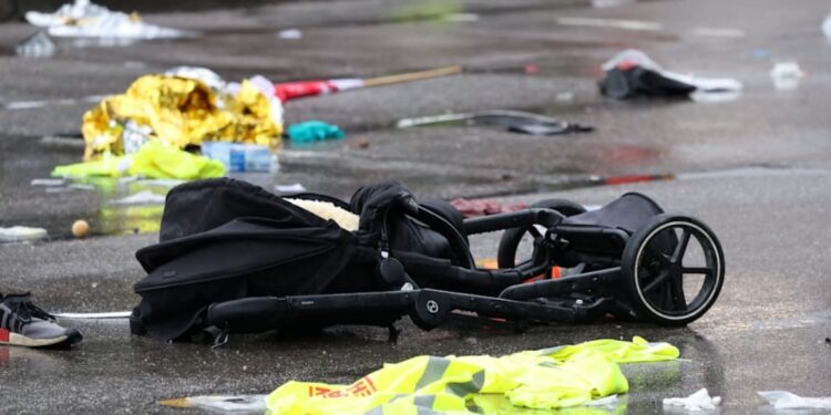 V Münchnu kri in kaos: Vozilo zapeljalo v množico, več ljudi huje poškodovanih