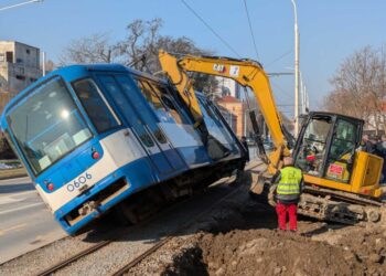 Bager v Osijeku zadel tramvaj in ga prevrnil: Potniki v šoku (FOTO)