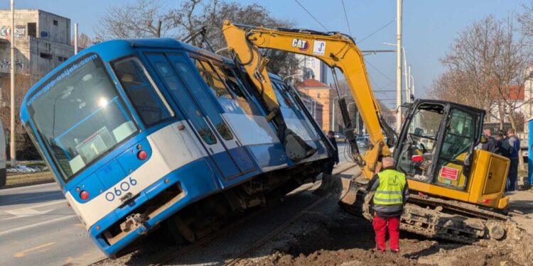 Bager v Osijeku zadel tramvaj in ga prevrnil: Potniki v šoku (FOTO)