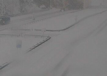 Zima pritisnila na Hrvaško: Snežni zameti in orkanska burja (FOTO)