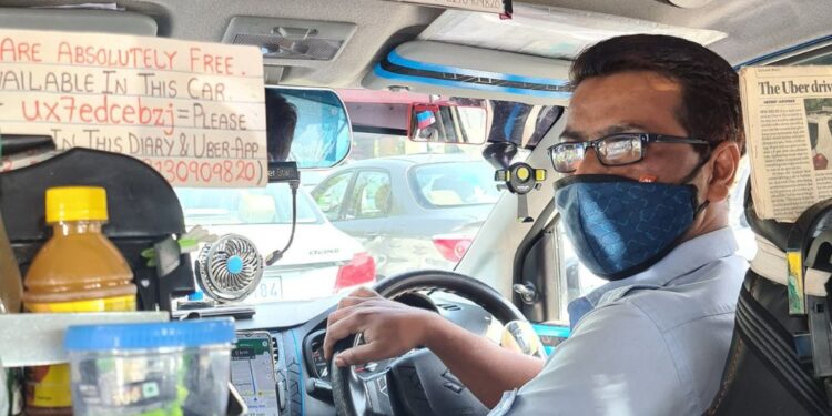 Indijski voznik Uberja postal senzacija – taksi ali prestižni salon na kolesih?