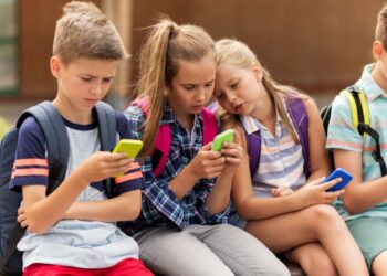 Nova raziskava: Omejitev telefonov v šolah nima večjega vpliva na učni uspeh