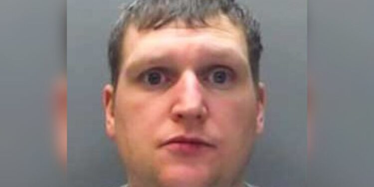 Pretresljiv primer nasilja: Otroka stresel tako močno, da je umrl