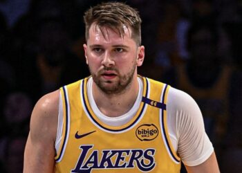 Luka Dončić, prvič na parketu kot igralec Lakersov