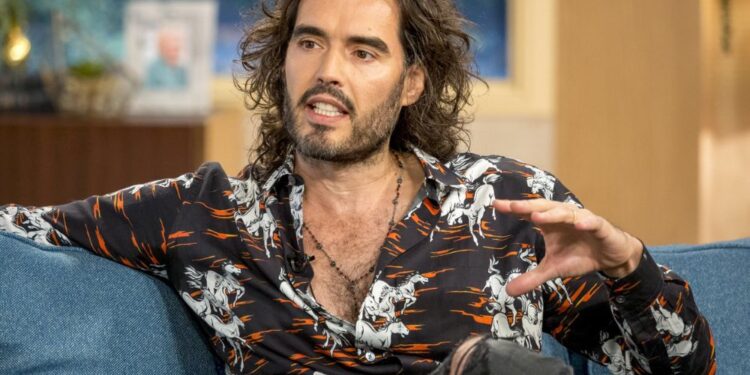 Russell Brand v Londonu tožen zaradi domnevne spolne zlorabe – kaj sledi?