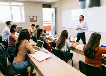 Informativni dnevi 2025: Kateri študijski programi vodijo do najbolje plačanih služb?