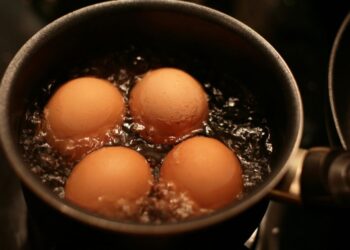 Brez kuharskih trikov: Znanstveniki rešili dilemo kuhanja jajc