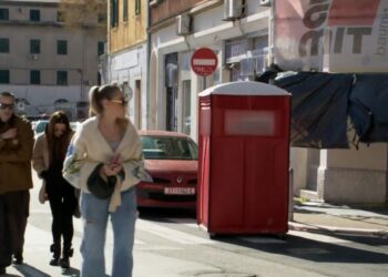 Mimoidoči v šoku: Prenosno stranišče blokiralo prehod v Splitu (FOTO)