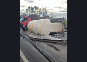 Voznik med vožnjo uporabljal telefon in povzročil nesrečo na avtocesti (FOTO)