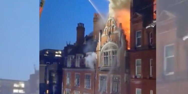 Londonski luksuzni hotel v plamenih: Požar tik pred zabavo po podelitvi nagrad BAFTA (VIDEO)