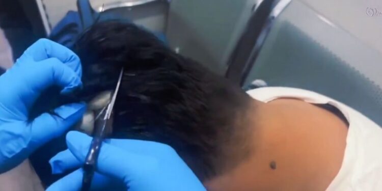 V Cartageni aretiran tihotapec, ki je kokain skril pod lasuljo