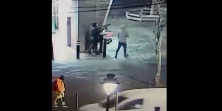 Novo streljanje v Bruslju: Ena oseba ranjena, osumljenca še na begu