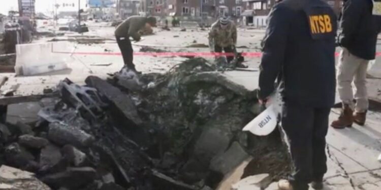 Črno skrinjico strmoglavljenega zdravstvenega letala našli pod zemljo (FOTO)