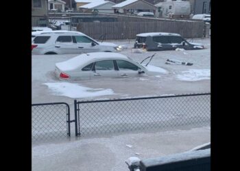 Detroit prizadel nenavaden pojav: Počena cev poplavila in zamrznila ulice (VIDEO)