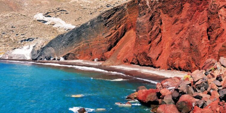 Potresi na Santoriniju povzročili uničenje znamenite rdeče plaže