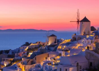 Noč v avtomobilih in na prostem: Novi potresni sunki na Santoriniju