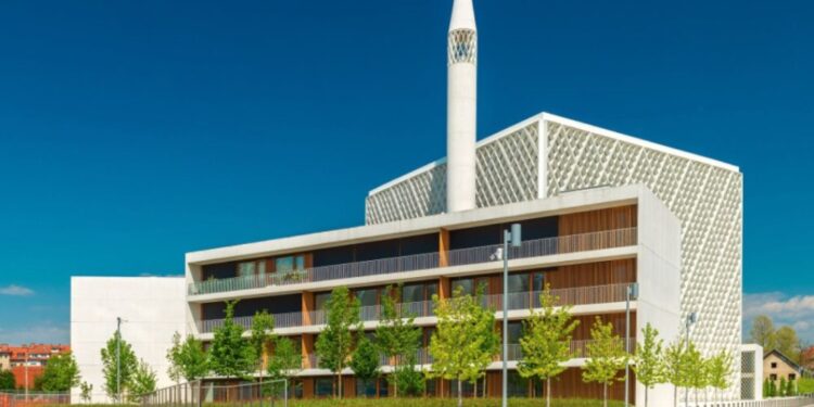 Muslimani po vsem svetu začenjajo postni mesec ramazan