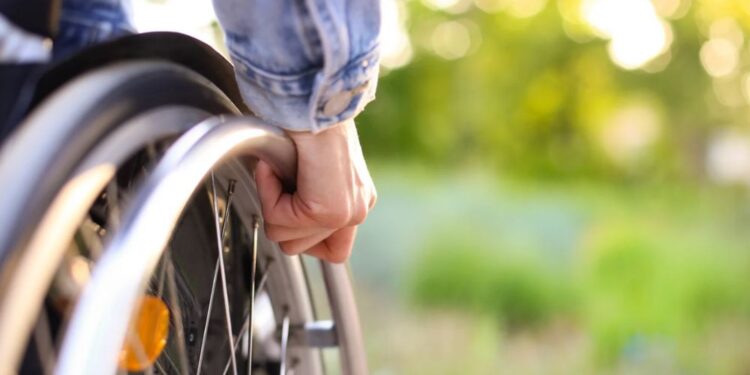 Voznica trčila v invalidko, ki je prečkala cesto na nevarnem mestu