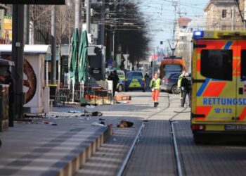 V Mannheimu voznik s terencem zapeljal v množico – policija na terenu (VIDEO)