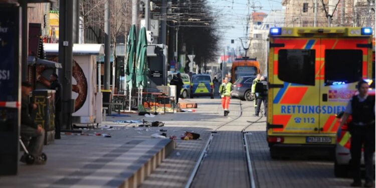 V Mannheimu voznik s terencem zapeljal v množico – policija na terenu (VIDEO)
