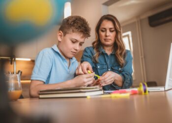 Učinkovite učne navade: Kako otroku pomagati do boljših rezultatov?