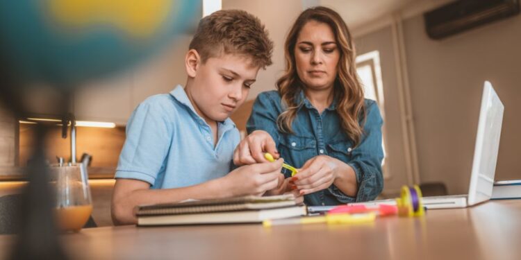 Učinkovite učne navade: Kako otroku pomagati do boljših rezultatov?