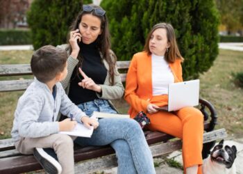 Kako otroka naučiti, da vas ne prekinja med pogovorom? Preprost trik, ki deluje!