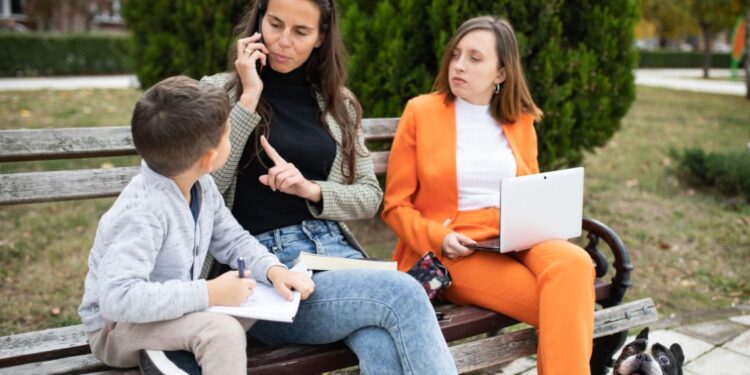 Kako otroka naučiti, da vas ne prekinja med pogovorom? Preprost trik, ki deluje!