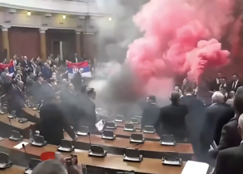 Kaos v srbskem parlamentu: Solzivec, pretepi in hude poškodbe (VIDEO)