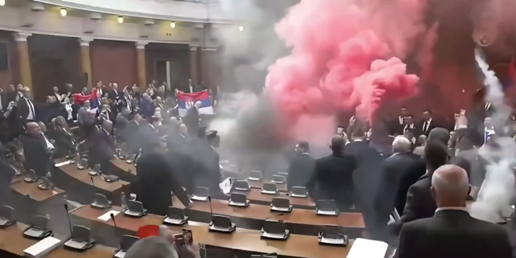 Kaos v srbskem parlamentu: Solzivec, pretepi in hude poškodbe (VIDEO)