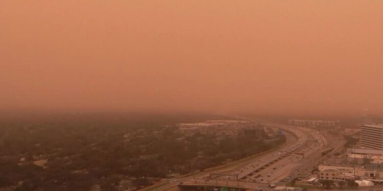Prašna nevihta obarvala nebo nad Dallasom rdeče in ohromila promet (VIDEO)