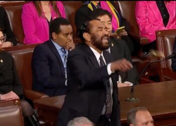 Republikanci iz dvorane odstranili demokrata, ki je prekinjal Trumpov govor (VIDEO)