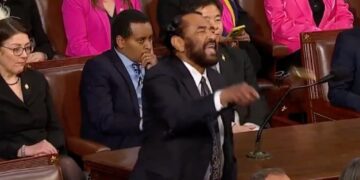 Republikanci iz dvorane odstranili demokrata, ki je prekinjal Trumpov govor (VIDEO)