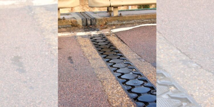 Avtocesta pri Trojanah nevarna: Dvignjena dilatacija mostu povzročila trke